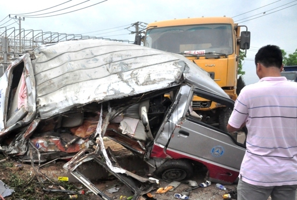 Chiều 3/4, một vụ tai nạn giao thông nghiêm trọng đã xảy ra trước cổng KCN Hòa Cầm, quận Cẩm Lệ, TP Đà Nẵng giữa xe tải và xe khách đã khiến 11 người bị thương nặng phải đưa đi bệnh viện cấp cứu. Các nhân chứng cho biết, xe khách mang BKS 92H 0569 chạy theo hường từ khu du lịch Bà Nà về cầu vượt Hòa Cầm thì bị xe tải mang BKS 43X 5376 chạy phía sau tông mạnh vào phần hông