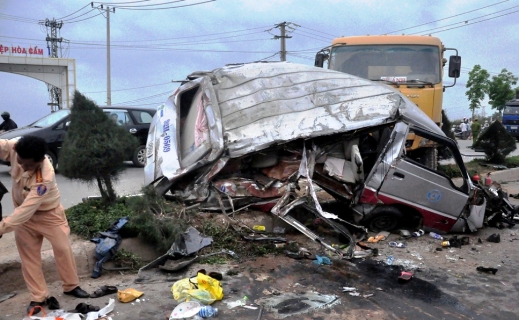 Cú va chạm khiến cả hai xe mất lái lao qua con lươn giữa đường. Xe khách lật ngã giữa đường bị chiếc xe tải tiếp tục đè lên trên. Tại hiện trường, chiếc xe khách bị bẹp nát, tất cả hành khách bị kẹt bên trong. Ngay sau khi tai nạn xảy ra, Cảnh sát giao thông quận Cẩm Lệ cùng người dân sống hai bên đường đã nhanh chóng đưa các nạn nhân đi cấp cứu. 