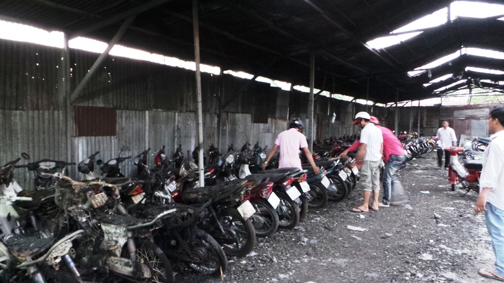 Nhiều người có xe được giữ trong bãi hay tin đến tìm xe của mình.