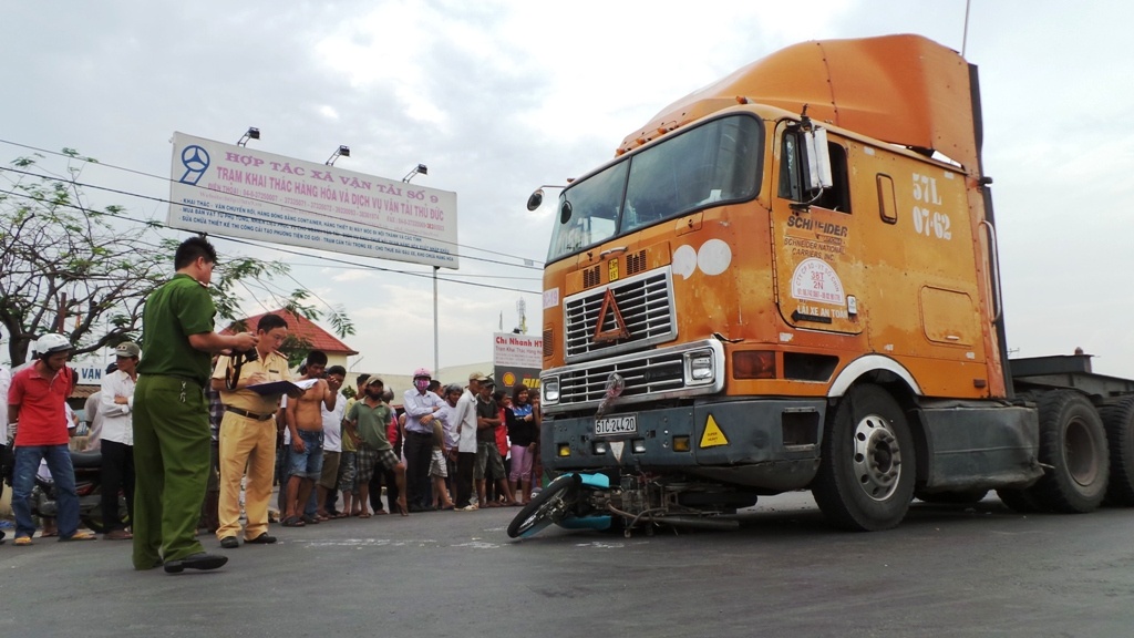 Me chung kien con chet tham duoi banh xe dau keo o Sai Gon hinh anh