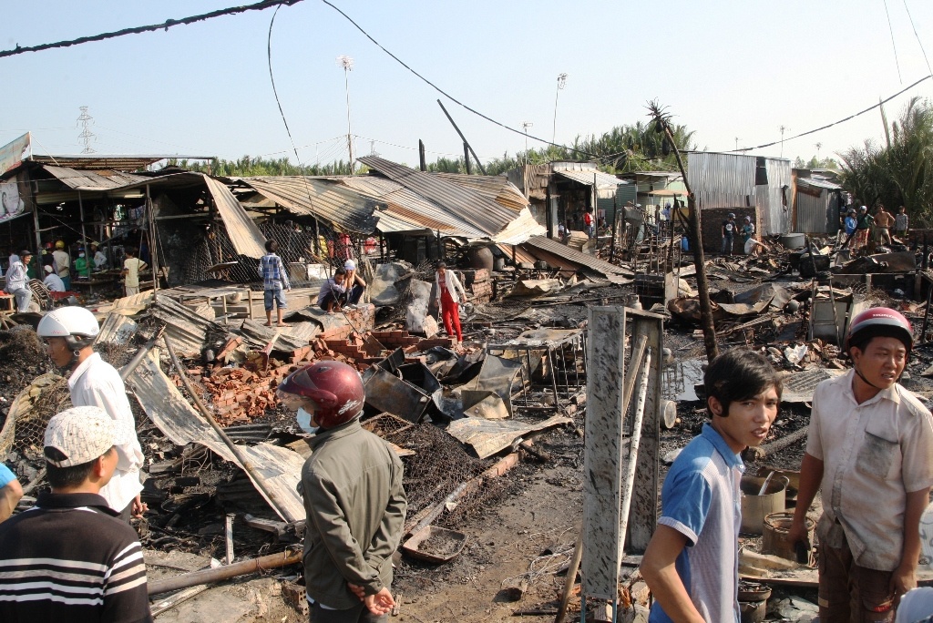 Lua thieu rui 35 sap hang, 37 phong tro o Long An hinh anh