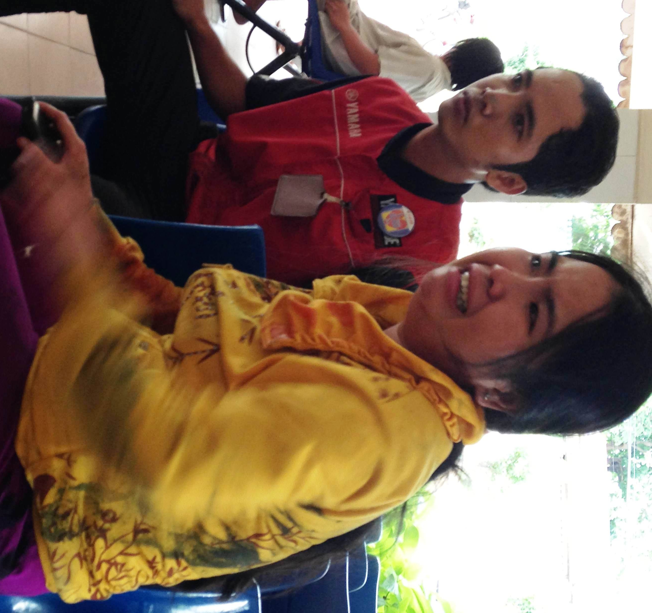 Me gao khoc nhin theo xe cho thi the 2 con sau tai nan hinh anh