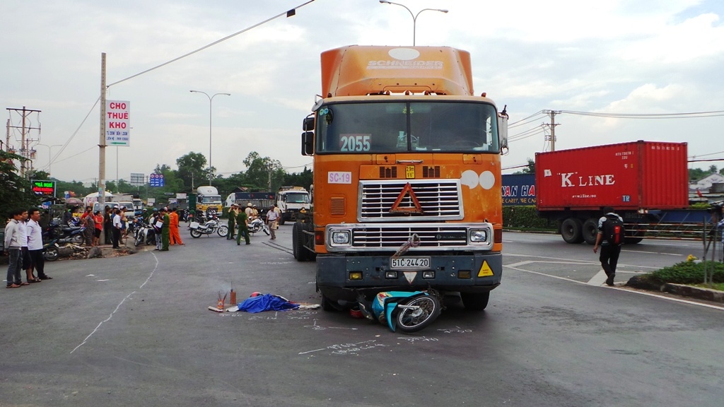 Chiếc xe máy của gia đình anh Nghĩa bị xe đầu kéo tông và kéo đi tại khu vực hiện trường khiến hai con gái bé bỏng tử vong.