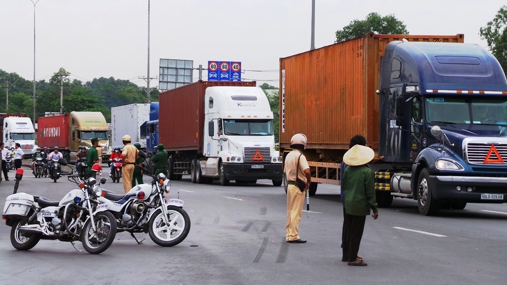 Nhiều người dân cho biết, khi lưu thông từ quốc lộ 1A lên cầu vượt Trạm Hai thì cảm giác luôn 
