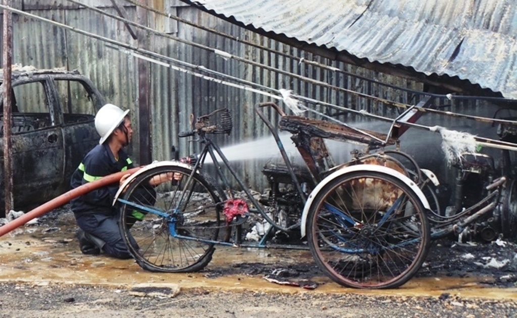 Nguoi ngheo mat 'can cau com' sau vu chay 300 xe o Sai Gon hinh anh