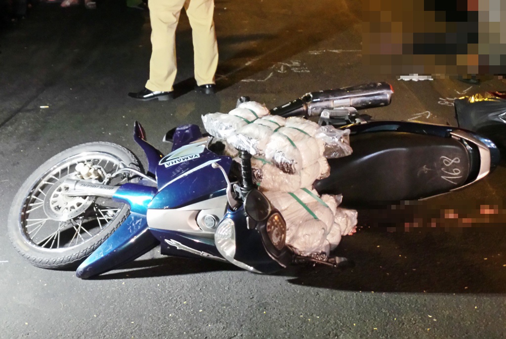 Theo người dân, thời điểm trên, ông V.C.C (51 tuổi, quê Đồng Tháp) điều khiển xe máy lưu thông chở hàng trên đường Phạm Viết Chánh, hướng từ Cống Quỳnh ra Lý Thái Tổ. Khi cách giao lộ Cống Quỳnh khoảng 50m thì xảy ra va chạm với một xe máy cùng chiều ngã xuống đường.