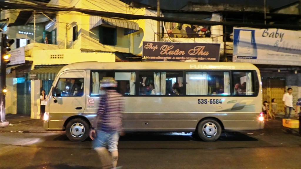 Tuy nhiên, theo một số người khác thì nguyên nhân vụ việc là do trong lúc ông C điều khiển xe, phần hàng chở phía sau bị nghiêng nên ông đã dùng một tay luồn ra phía sau để chỉnh lại khiến ông lạc tay lái ngã xuống đường và bị xe khách cán tử vong. Tài xế xe khách đã rời xe. Những hành khách trên xe sau đó được đưa về trạm bằng xe trung chuyển của hãng Phương Trang.