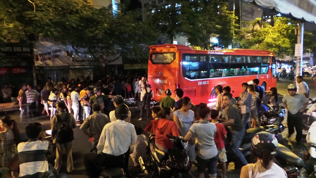 Nguoi cho hang chet tham duoi banh xe khach giua Sai Gon hinh anh