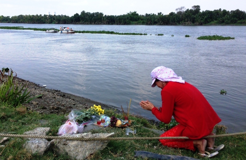 Be trai 3 tuoi mat tich giua song Sai Gon hinh anh