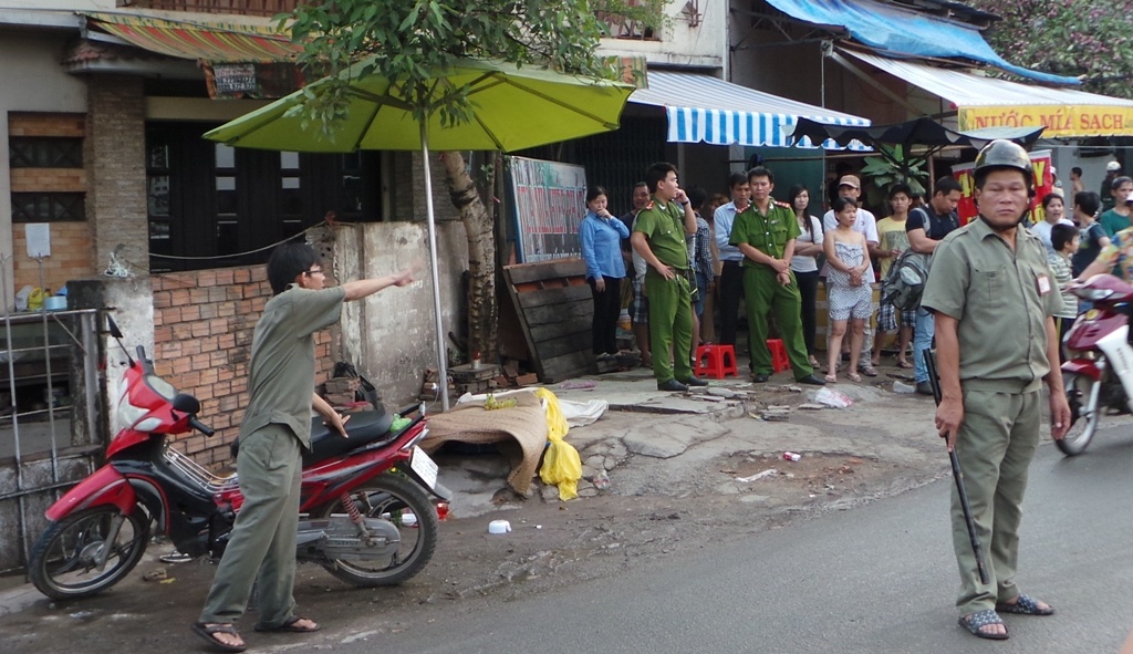 Nam thanh nien guc chet bat thuong truoc nha dan o TP.HCM hinh anh