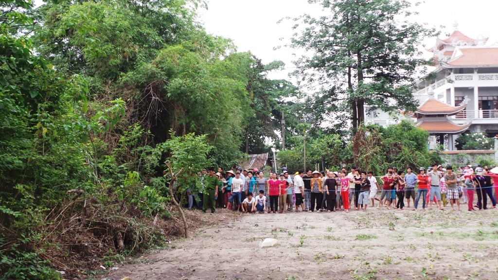 Vụ việc gây xôn xao tại khu vực, nhiều người kéo đến theo dõi.