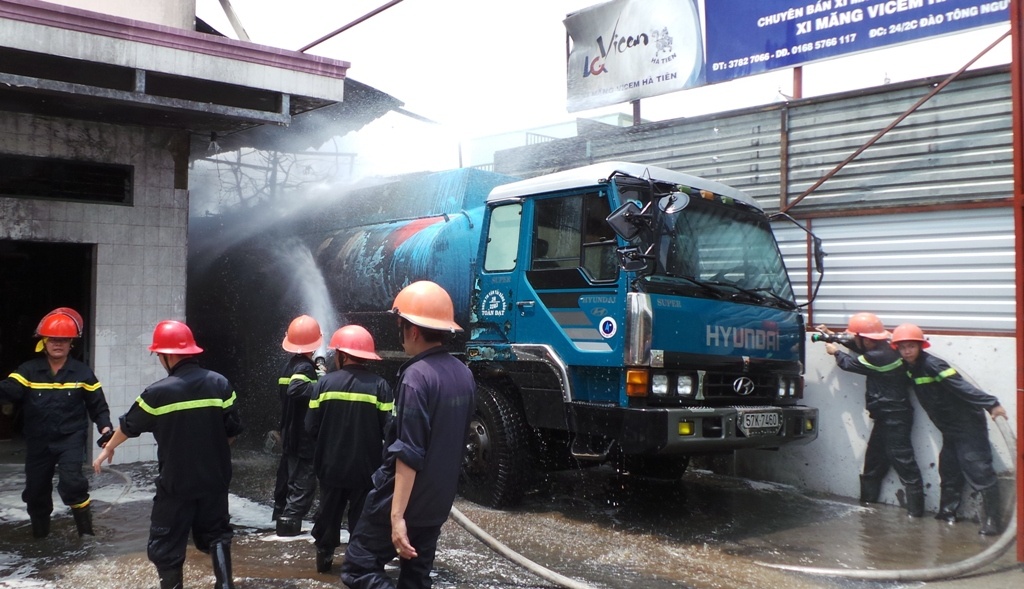 Chay xe cho 28.000 lit xang, dan Sai Gon so hai di tan hinh anh