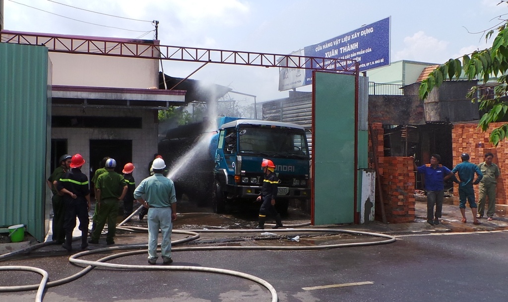 Chay xe bon cho hang ngan lit xang o Sai Gon hinh anh