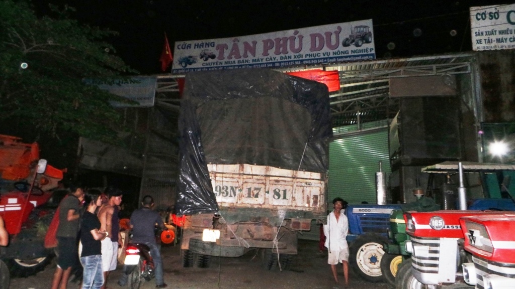 Xe tai lao nhanh, cuon nguoi di duong vao gam hinh anh