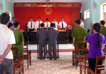 Tiec dien thoai 'cui', 2 ten trom bi cong an tom hinh anh