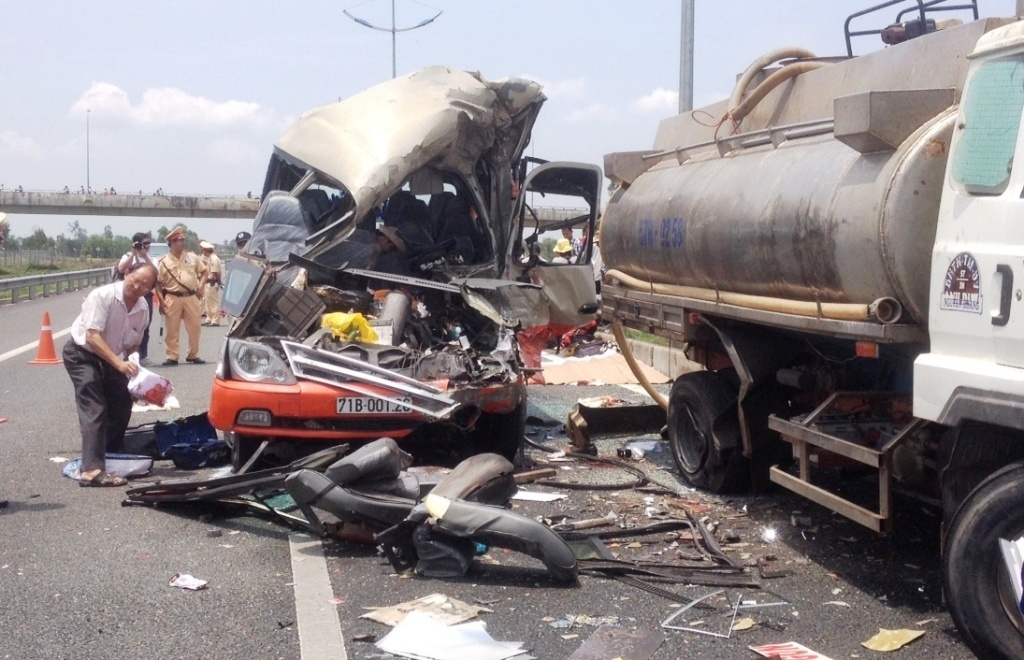 Xe khach lao vao xe bon tren cao toc, 5 nguoi thiet mang hinh anh