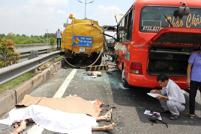 Phut keu cuu hoang loan khi xe khach lao vao xe bon hinh anh