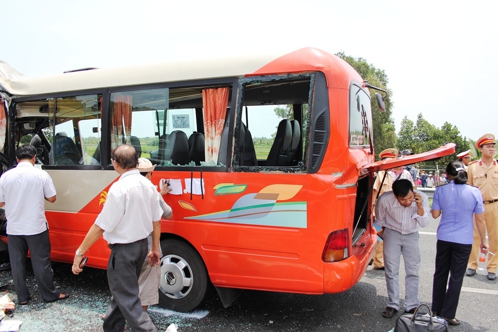 Cửa kính xe khách bị người dân đập vỡ để giải cứu các nạn nhân mắc kẹt sau vụ tai nạn.