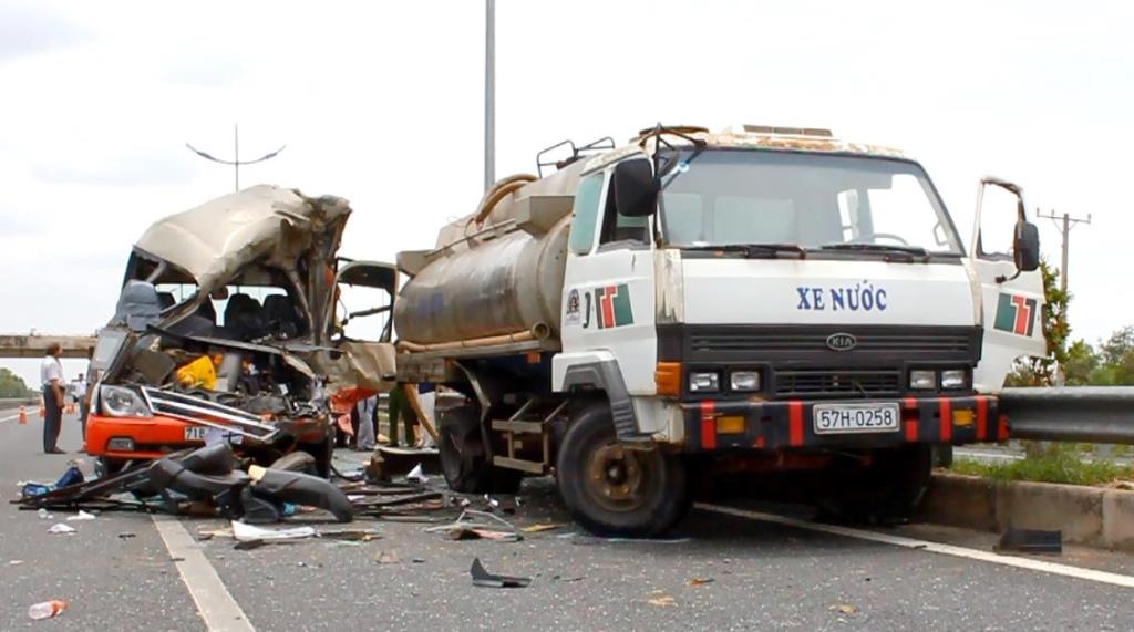 Hiện trường vụ tai nạn nghiêm trọng giữa xe khách Thảo Châu với xe bồn trên đường cao tốc TP.HCM - Trung Lương.