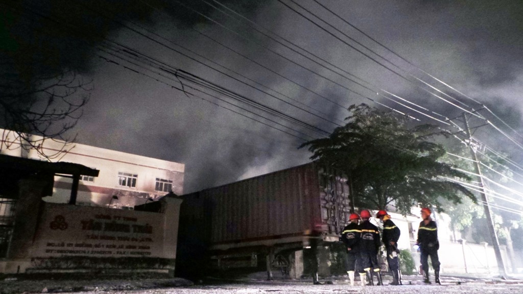 Vụ hỏa hoạn nghiêm trọng xảy ra lúc 20h ngày 16/4 kéo dài đến sáng tại công ty TNHH Tân Hùng Thái chuyên sản xuất hóa chất, lô H1, đường số 1, khu công nghiệp Lê Minh Xuân, xã Lê Minh Xuân, huyện Bình Chánh, TP.HCM.