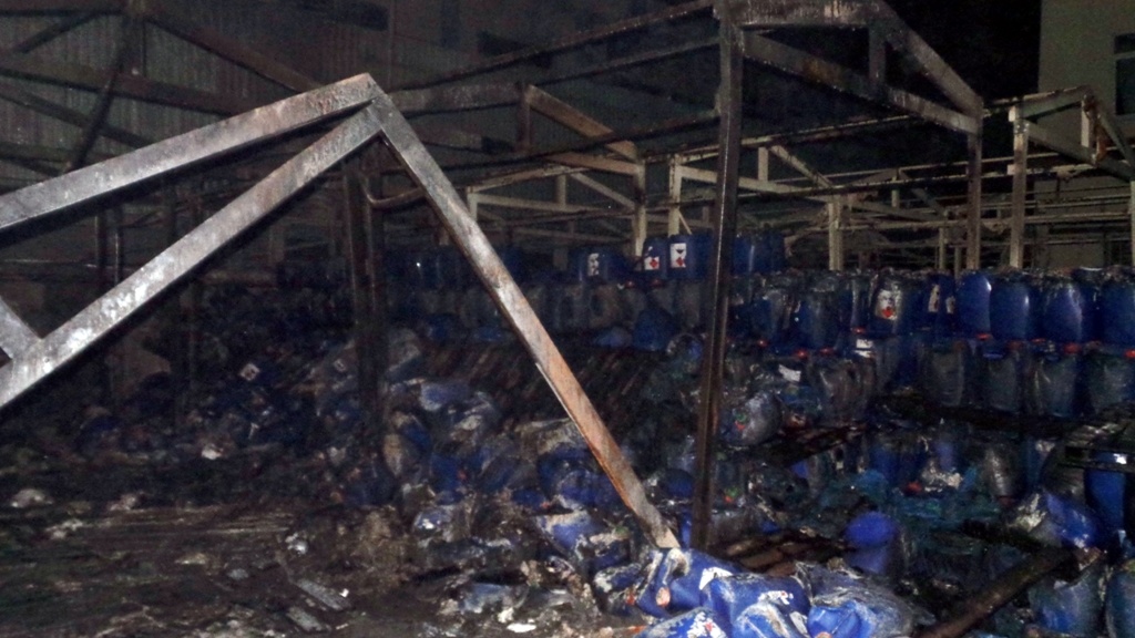 Nhận định ban đầu, Đại tá Bửu cho biết, nguyên nhân có thể xuất phát từ container hóa chất được chở trên xe đầu kéo tiếp xúc với độ ẩm, nhiệt độ nên phát cháy rồi lan nhanh qua các loại hóa chất khác gây nên vụ hỏa hoạn nghiêm trọng này.