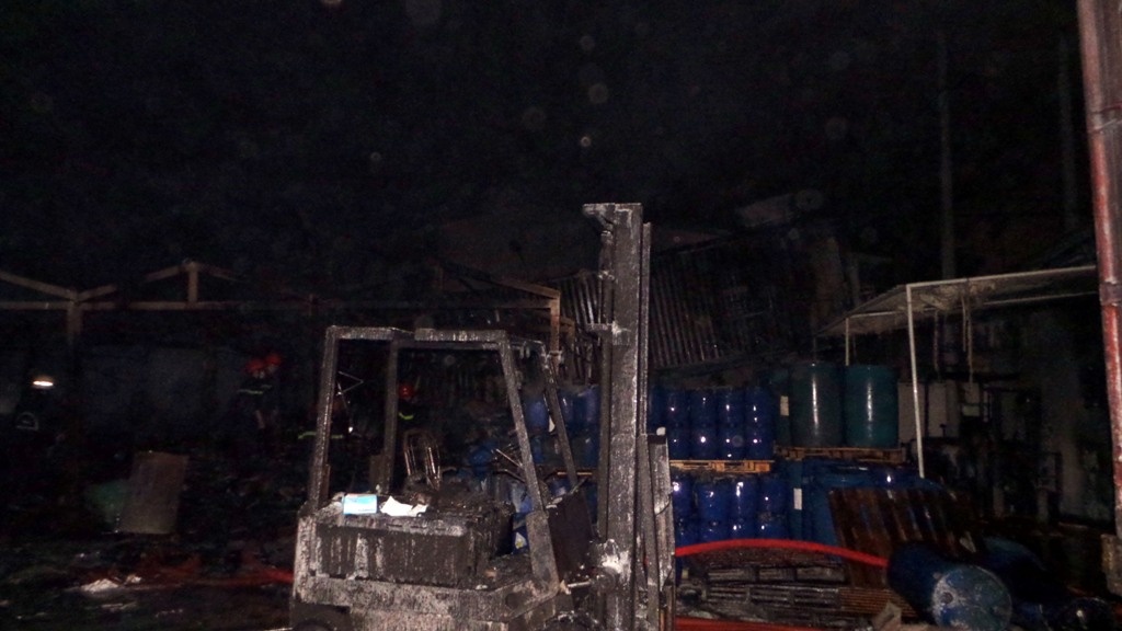 Thống kê thiệt hại ban đầu cho thấy, chiếc xe đầu kéo chở container phát cháy đã bị thiêu rụi, hơn 1.000m2 kho xưởng cùng nhiều tấn hóa chất cháy hoàn toàn. Ngoài ra vụ cháy cũng lan đến phía trước công ty gây cháy nhiều nguyên vật liệu, máy móc cùng một xe đầu kéo khách cháy xe.