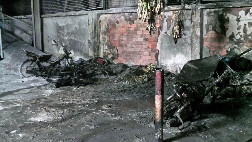 Nhiều xe máy của công nhân trong công ty bên cạnh cũng bị ngon lửa từ công ti Tân Hùng Thái lan sang làm cháy rụi nhưng may mắn hướng này đã được kiểm soát nên không thể cháy lan.