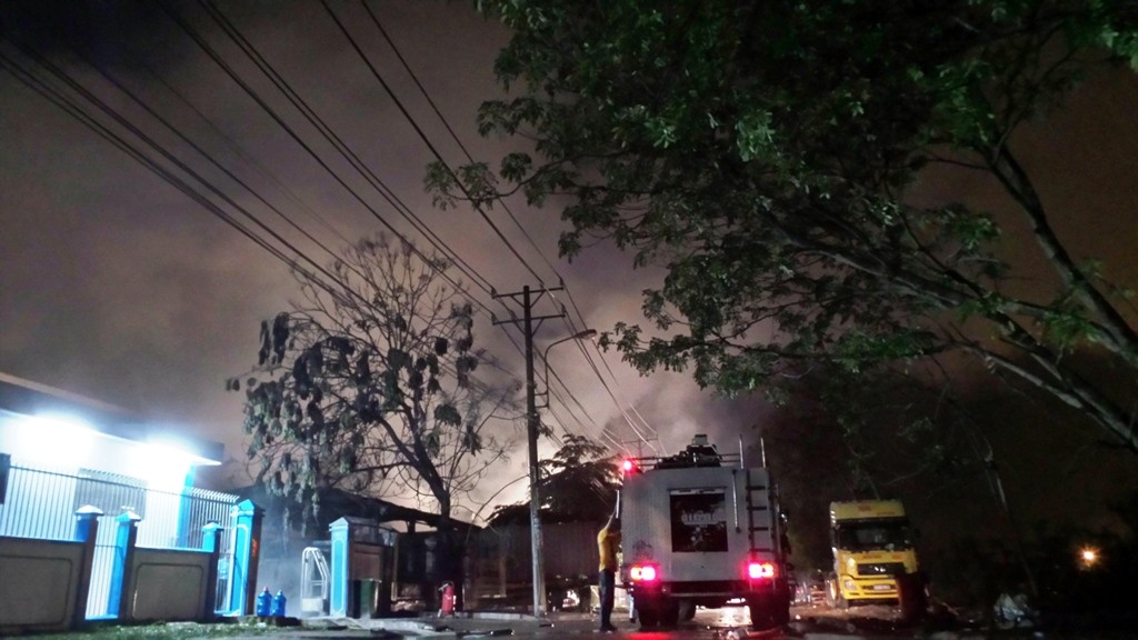 Do kho này chứa nhiều hóa chất dễ cháy nên ngọn lửa nhanh chóng lan rộng với diện tích hơn 1.000m2 kéo theo nhiều tiếng nổ trong vụ hỏa hoạn. Các công nhân công ty Tân Hùng Thái cùng công nhân của các công ty bên cạnh nhanh chóng tháo chạy.