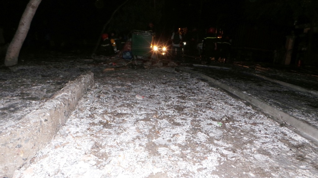 Những tiếng nổ lớn phát ra khiến các loại hóa chất lỏng bắn ra xa hàng chục mét tạo nên “cơn mưa” hóa chất bao phủ con đường ngay mặt tiền công ty. Bên cạnh đó, hóa chất cháy tạo nên khí độc rất khó ngửi, dễ gây buồn nôn và ho phát tán ra khu vực xung quanh.