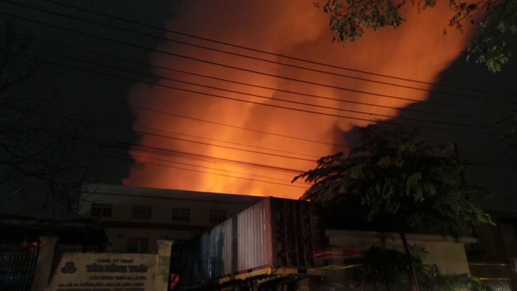 Chay cong ty hoa chat trong 10 gio, khi doc tran ra ngoai hinh anh