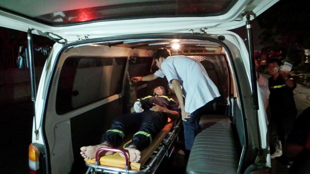 Khoảng 200 chiến sĩ PCCC có mặt tại hiện trường được trang bị đầy đủ bình dưỡng khí và mặt nạ chống độc liều mình băng qua lớp khi độc bao phủ bên trong công ty tiếp cận hiện trường. Trong quá trình chữa cháy, có 15 chiến sĩ bị ngạt khí độc hoặc bị bỏng được chăm sóc y tế ngay tại hiện trường.