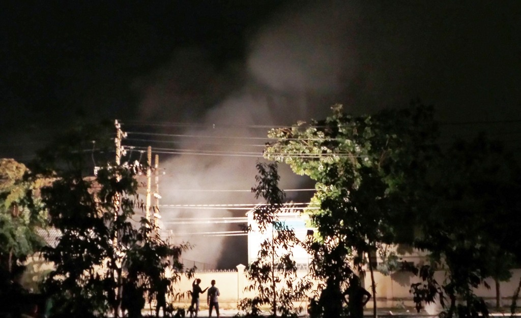 Đến hơn 1h sáng ngày 17/4, vụ hỏa hoạn trong công ty Tân Hùng Thái cơ bản được khống chế kiểm soát không cho cháy lan nhưng vẫn còn nhiều khói bốc lên từ nhà kho, các mũi tiếp cận chữa cháy vẫn phải phun nước liên tục đến 4h sáng cùng ngày mới cơ bản dập tắt được.