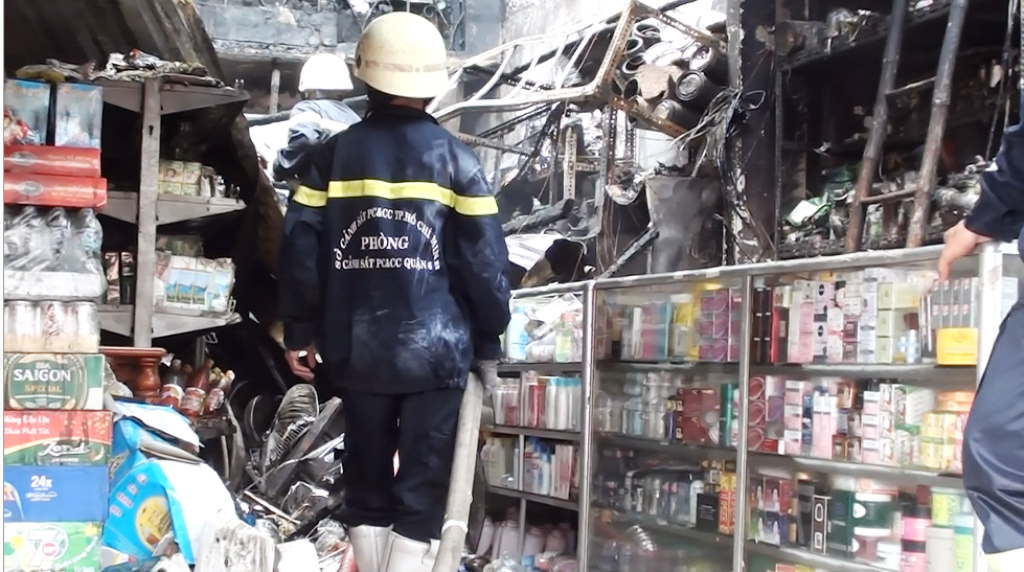 Theo nhiều người dân, vụ hỏa hoạn chỉ được phát hiện khi mọi người hiện cột khói đen bốc lên từ ngôi nhà va lan ra xung quanh. Nhiều người đem bình chữa cháy mini đến ứng cứu nhưng ngôi nhà đã khóa trái cửa nên không ai tiếp cận được. 