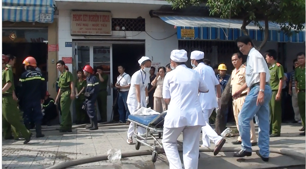 Hai vo chong chet chay trong can nha khoa cua o Sai Gon hinh anh