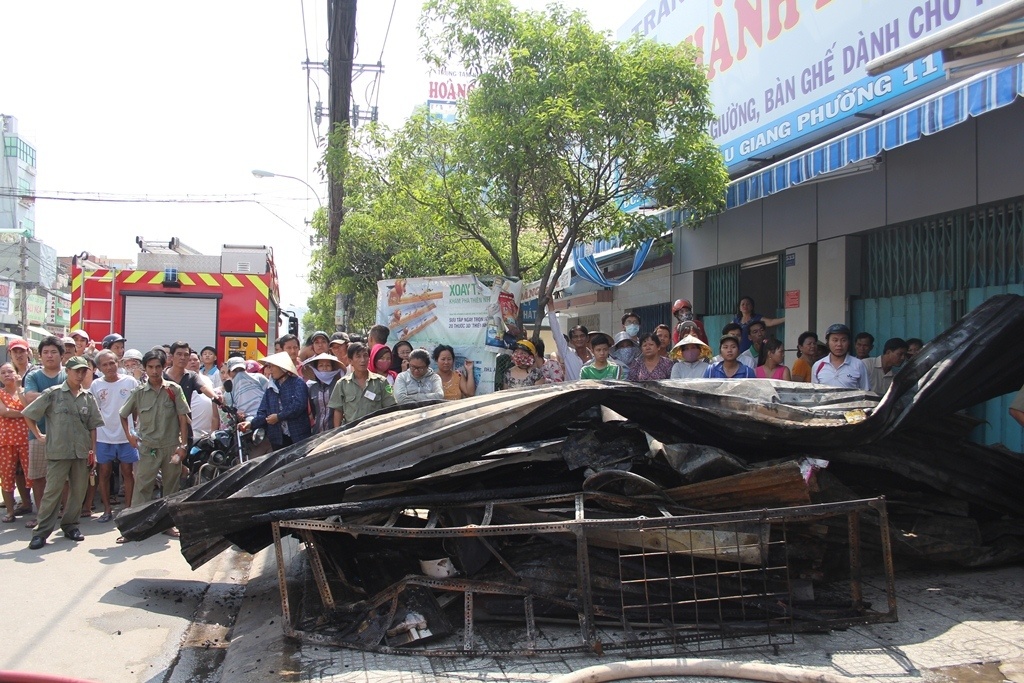 Mái nhà đã đổ sập trong vụ hỏa hoạn cùng nhiều tài sản, hàng tạp hóa bên trong ngôi nhà bị thiêu rụi.