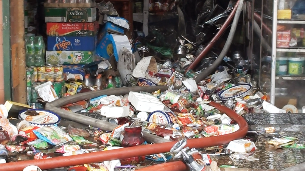 Do ngôi nhà chứa nhiều hàng tạp hóa nên ngọn lửa lây lan rất nhanh đe dọa các ngôi nhà bên cạnh khiến người dân trong những ngôi nhà này vô cùng lo lắng.