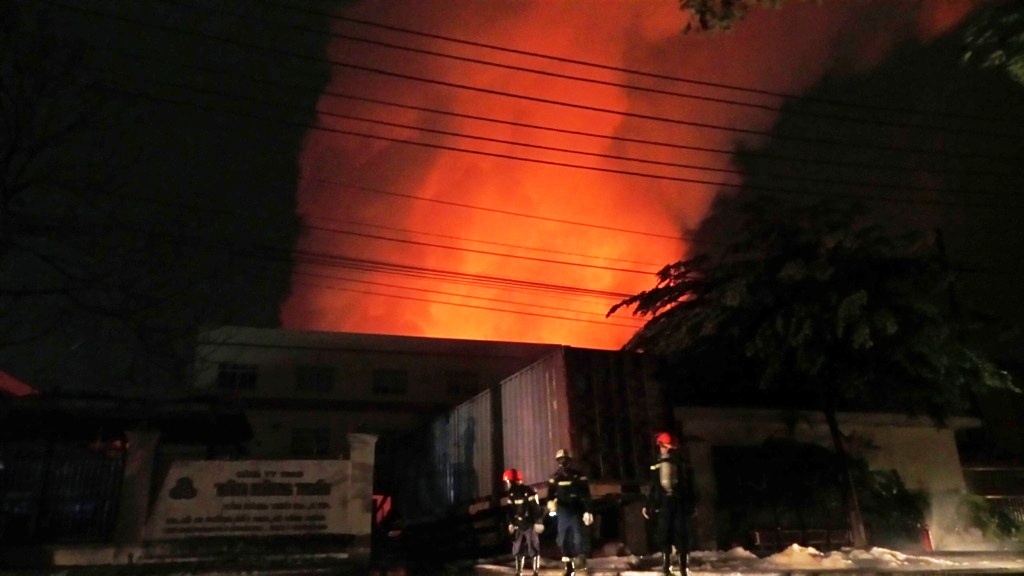 Vụ cháy tại công ty Tân Hùng Thái (khu công nghiệp Lê Minh Xuân, xã Lê Minh Xuân, huyện Bình Chánh, TP.HCM) thiêu rụi hơn 1.000m2 kho chứa hóa chất, cháy hai xe đầu kéo cùng thùng hàng container, thiệt hại nhiều tài sản khác ước tính tổng số hàng trăm tỉ đồng.