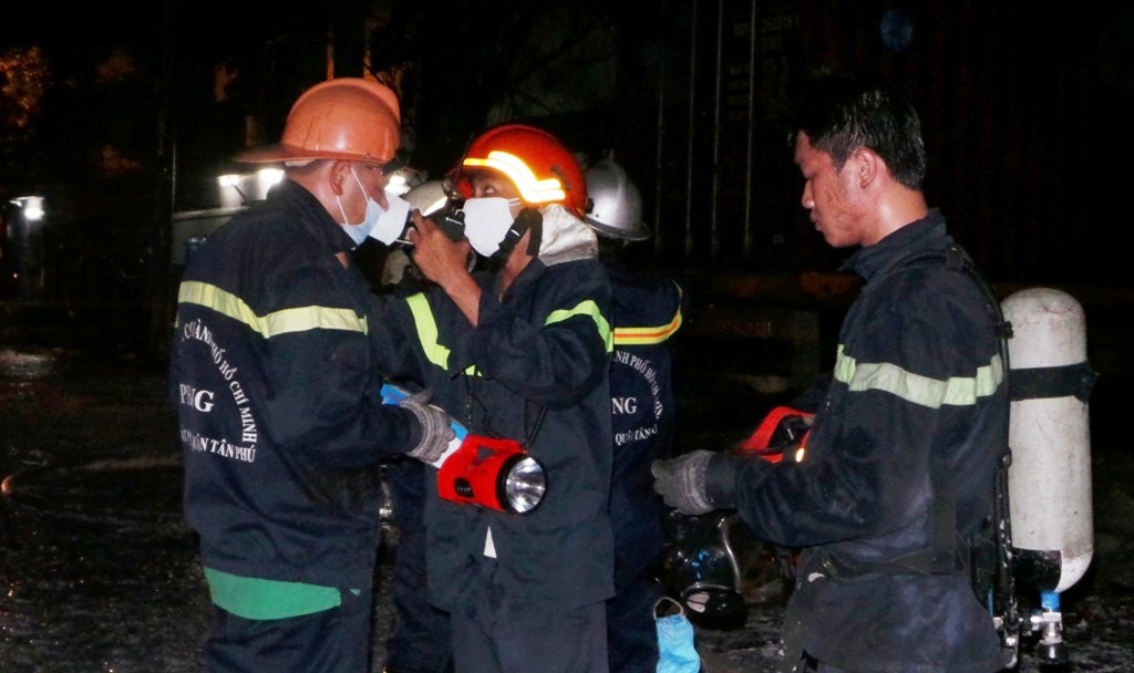 Đại tá Lê Tấn Bửu – Phó giám đốc Sở cảnh sát PCCC công an TP.HCM cho biết, trong vụ hỏa hoạn này, ngoài lực lượng tại chỗ là Phòng cảnh sát PCCC huyện Bình Chánh và khu công nghiệp Lê Minh Xuân, lãnh đạo Sở đã điều động lực lượng từ nhiều quận khác đến ứng cứu với tổng số xe chuyên dụng là 30 xe cùng 200 chiến sĩ. Mặc dù được trang bị thiết bị như bình thở ô xy, mặt nạ chống độc cùng nhiều thiết bị chuyên dùng khác nhưng có 15 chiến sĩ đã bị ngạt khí độc hoặc bị bỏng đã được lực lượng y tế kiểm tra, chăm sóc ngay tại hiện trường và sau đó đưa đến bệnh viện chữa trị.