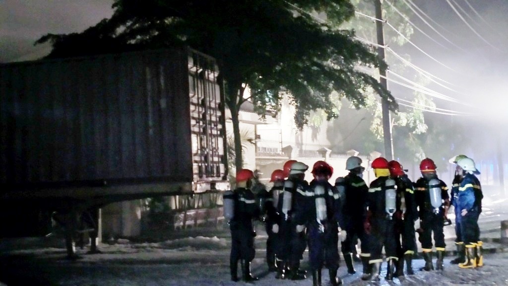 “Bên trong kho này chứa hơn 30 loại hóa chất, trong đó có nhiều chất a xít, chất nguy hại và chất dễ cháy nên khi cháy dễ sinh ra khí độc. Rất may không có chiến sĩ nào bị bỏng hay ngạt khí nặng” – Đại tá Bửu trao đổi với báo chí sau khi vụ hỏa hoạn đã được kiểm soát.