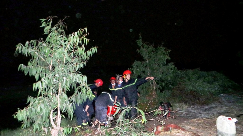 Có mặt tại hiện trường, PV nhận thấy hơi khí độc phát ra từ hóa chất bị cháy có mùi cực kì khó chịu khiến nhiều người có mặt tại đây có cảm giác buồn nôn và ho. Đặc biệt, lượng khí độc này phát tán rất xa ra khu công nghiệp cũng như những hộ dân sống lân cận đó. Còn số hóa chất vương vãi trên mặt đường gây cảm giác ngứa ngáy khó chịu khi tiếp xúc với da.