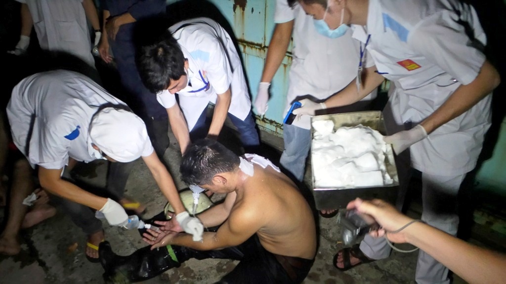 15 canh sat bi ngat khi doc, bong trong vu chay kho hoa chat hinh anh