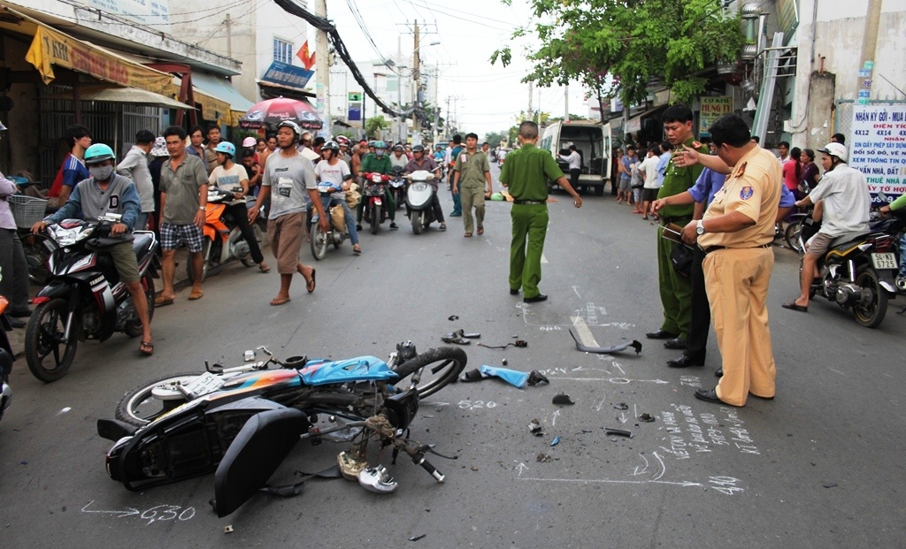 Bi keo le gan 10 met, hai thanh nien thuong vong hinh anh