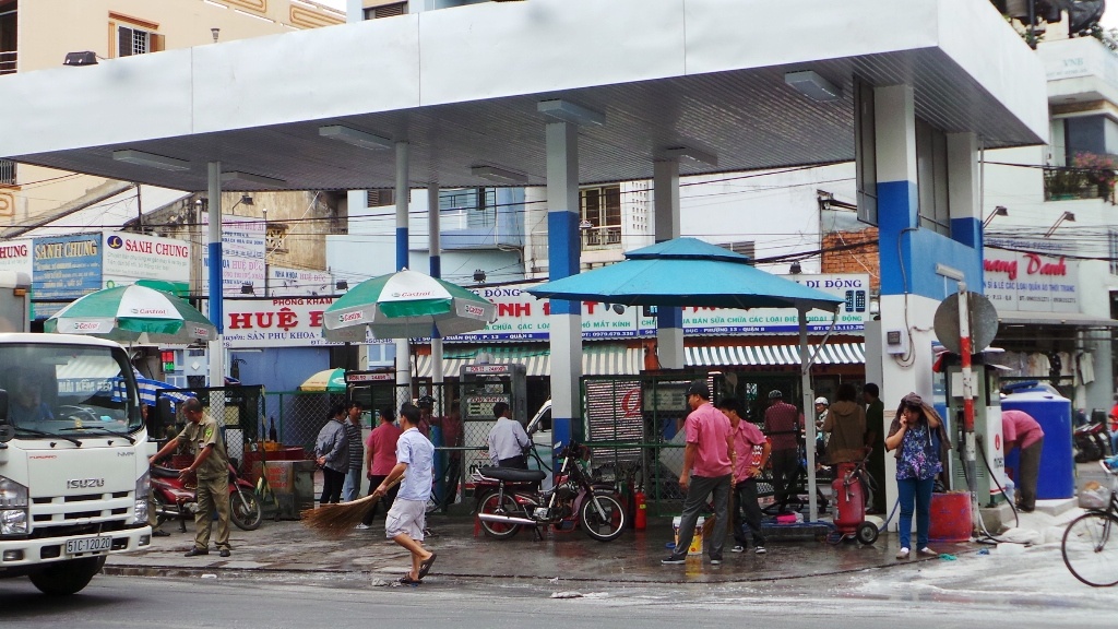 Tru bom xang o Sai Gon bat ngo phat no hinh anh