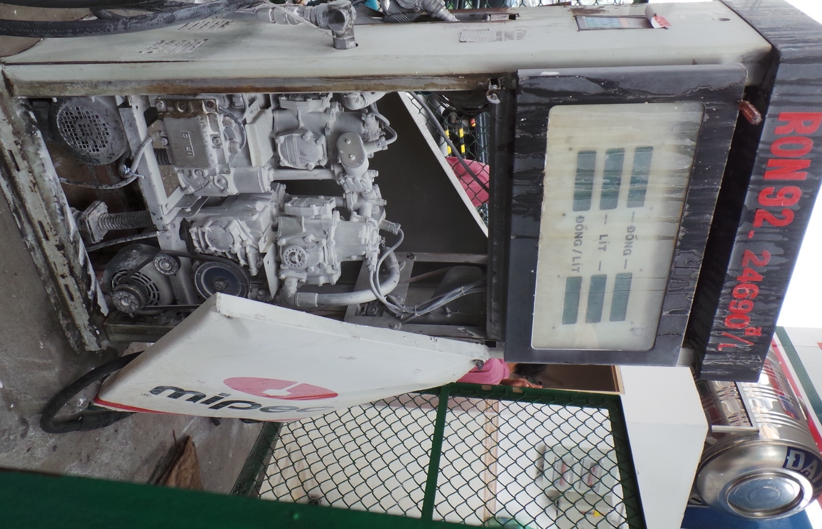 Trụ bơm bị phát nổ khi đang bơm xăng cho khách.