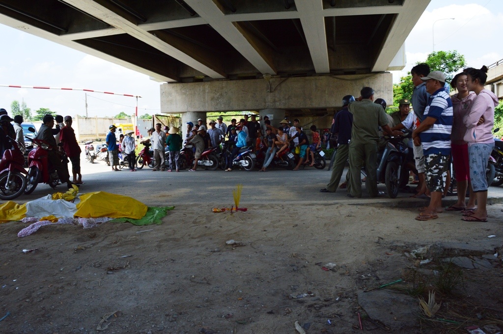 Cha lao theo cuu con gai nhay cau tu tu hinh anh