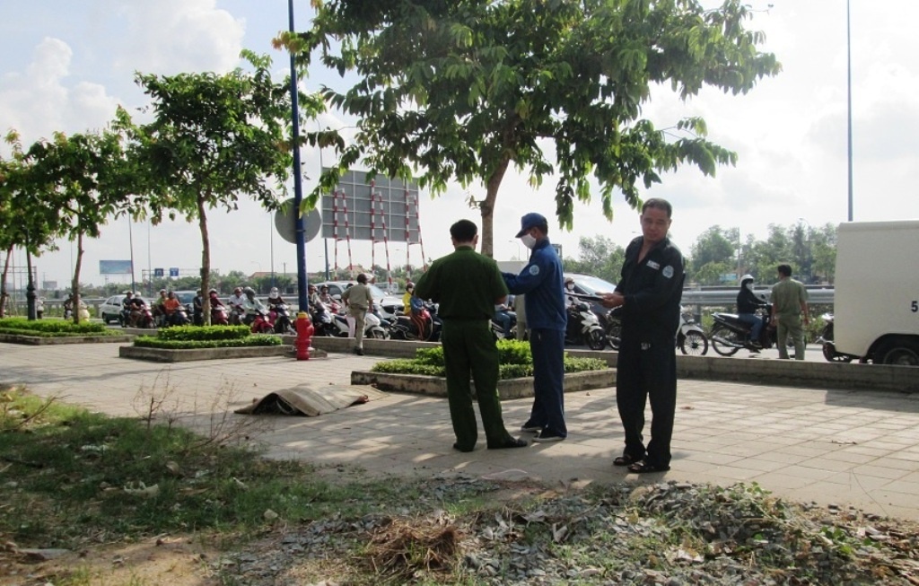 Nam thanh nien nam chet tren dai lo, ben canh co ong tiem hinh anh