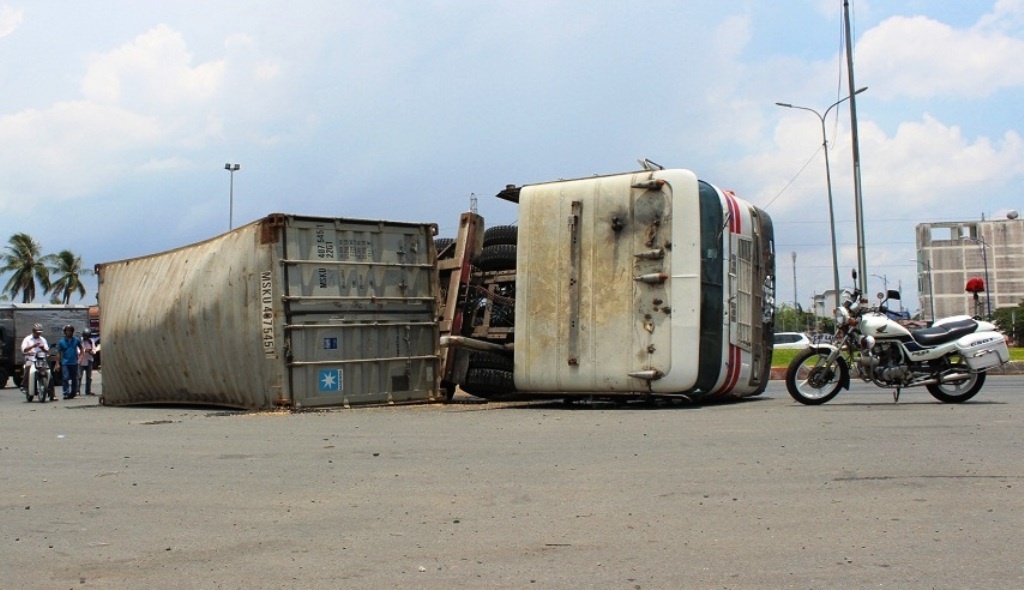 Hiện trường vụ lật xe trên đường Nguyễn Thị Định.