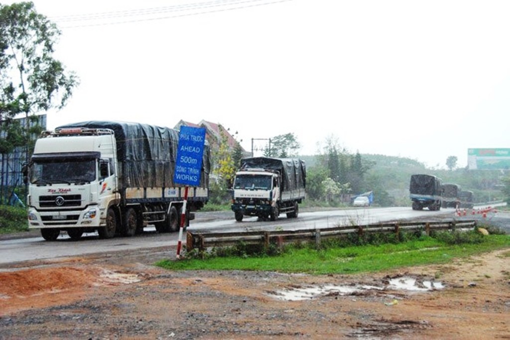 Tram can bat luc nhin hang tram xe qua tai vuot tram hinh anh