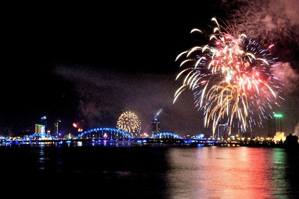 Cầu Rồng về đêm.