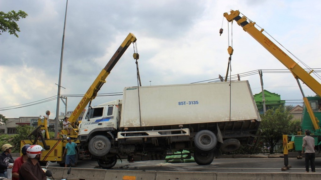 Dan pha cua giai cuu tai xe, phu xe ket trong cabin hinh anh